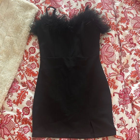 Black dress with feathers at the top - Picture 1 of 3